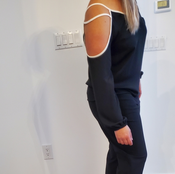 Black 1. State blouse with white trim - Picture 10 of 14